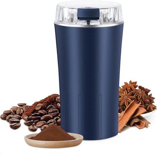 Blauwe elektrische koffiemolen met koffiebonen, gemalen koffie, kaneelstokjes en steranijs.