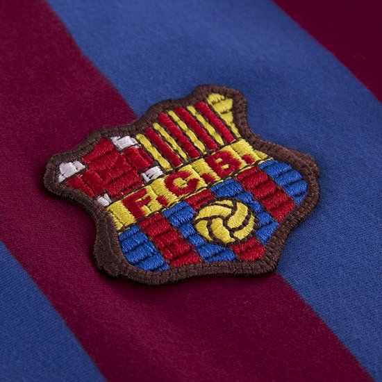 FC Barcelona embleem op een gestreept rood en blauw shirt.