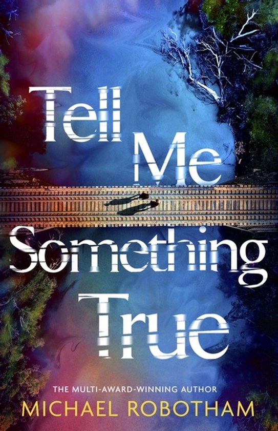 Boek "Tell Me Something True" van Michael Robotham. Twee schaduwen lopen over een spoorbrug met water en bos aan weerszijden.
