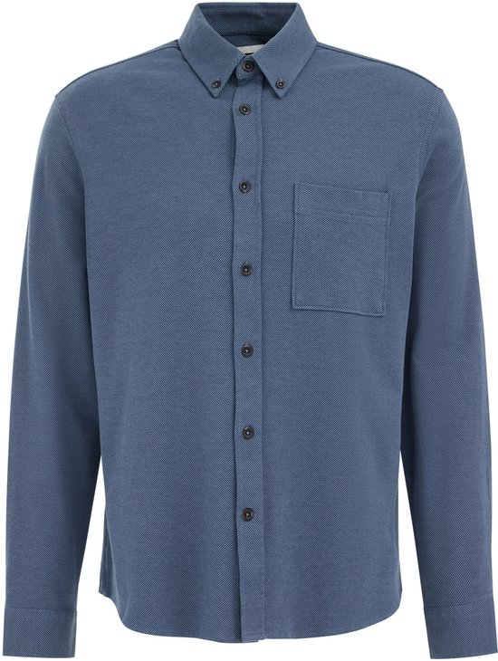 Blauw gebreid overhemd met lange mouwen, knopen, kraag en borstzak, geïsoleerd op witte achtergrond.