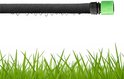 Zwarte tuinslang met druppels, met groene koppeling en gras eronder.