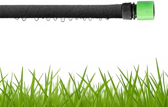 Zwarte tuinslang met druppels, met groene koppeling en gras eronder.