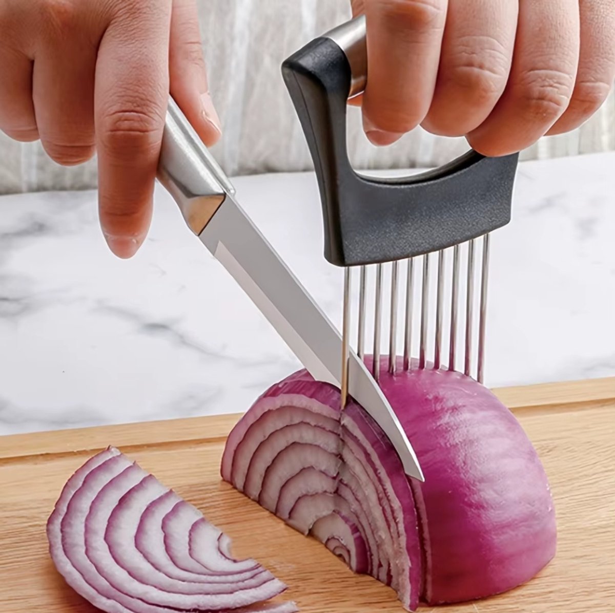 Actie4you® - Uiensnijder - Groentesnijder - RVS Snijhulp voor in de keuken - Snijd veilig uien tomaten heet vlees - Ajuinkam
