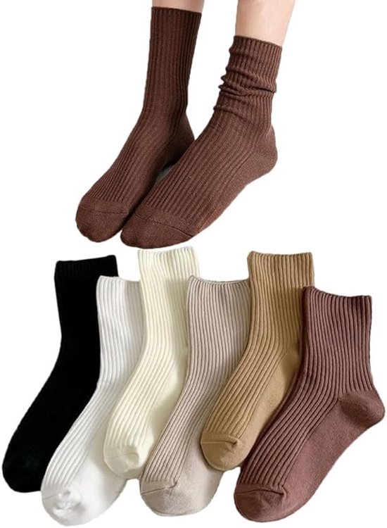 Bovenaan: een paar bruine geribbelde sokken. Onderaan: een stapel van zes sokken in kleuren zwart, wit, crème, lichtgrijs, beige en bruin.