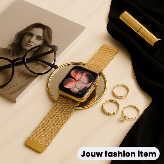 Gouden Milanese horlogebandje voor Apple Watch, naast brillen, oorbellen en zwarte stof.