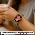 Vrouw met gouden smartwatchbandje drinkt koffie, comfortabel voor dagelijks gebruik.
