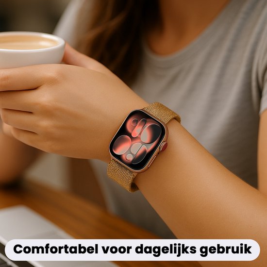 Vrouw met gouden smartwatchbandje drinkt koffie, comfortabel voor dagelijks gebruik.