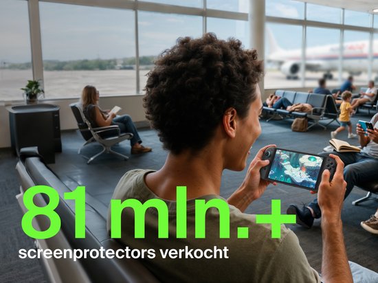 Man op een vliegveld, spelend op een Nintendo Switch met screenprotector. Tekst: 81 mln.+ screenprotectors verkocht.