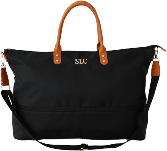 Zwarte reistas met bruine PU leren handvatten, monogram 'SLC' en een afneembare schouderband.
