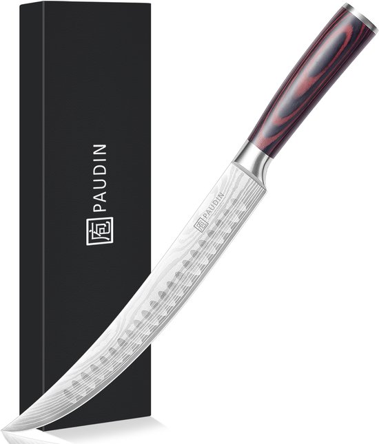 Een Paudin vleesmes met damascus lemmet en rood gestreept handvat naast de zwarte verpakking.
