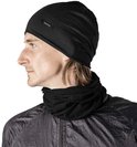 Een man met een zwarte merinowollen muts en nekwarmer van GripGrab, profiel van links. Hij draagt een zwarte jas.