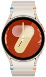 Crèmekleurige smartwatch met wit bandje en oranje en blauwe accenten. De wijzerplaat toont een grote '9'.