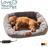 Grijze verwarmde mand "Kira" met een slapende hond met bruine krullen. "Love Your Pet by beurer", "German Engineering"