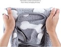 Detail van grijze hondenpyjama stof. Hoge elastische comfortstof met bottenprint.