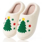 Witte pantoffels met geborduurde kerstbomen, sterren en gele sterren. Zachte voering.