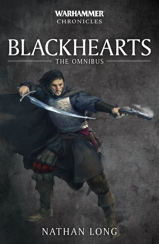 Warhammer Chronicles - Blackhearts: The Omnibus van Nathan Long. Een man met donker haar, gehuld in een donkerblauwe mantel met een harnas en rode accenten, zwaait met een zwaard en houdt een pistool vast.