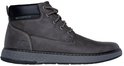 Zij-aanzicht van een grijze veterschoen. De schoen is waterdicht en heeft het Skechers-logo op de zijkant.