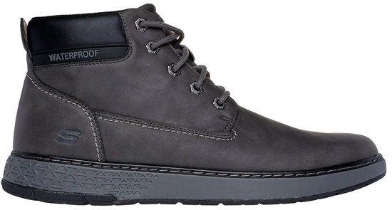 Zij-aanzicht van een grijze veterschoen. De schoen is waterdicht en heeft het Skechers-logo op de zijkant.