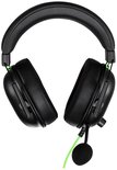 Zwarte gaming headset met groene accenten en microfoon.