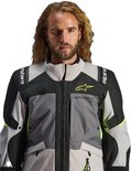 Motorjas Alpinestars met grijze, zwarte en fluo-gele details, met rits aan de voorkant.