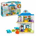 LEGO Duplo dokterscentrum met 3 figuren, een patiënt op een stoel en een panda op een weegschaal.