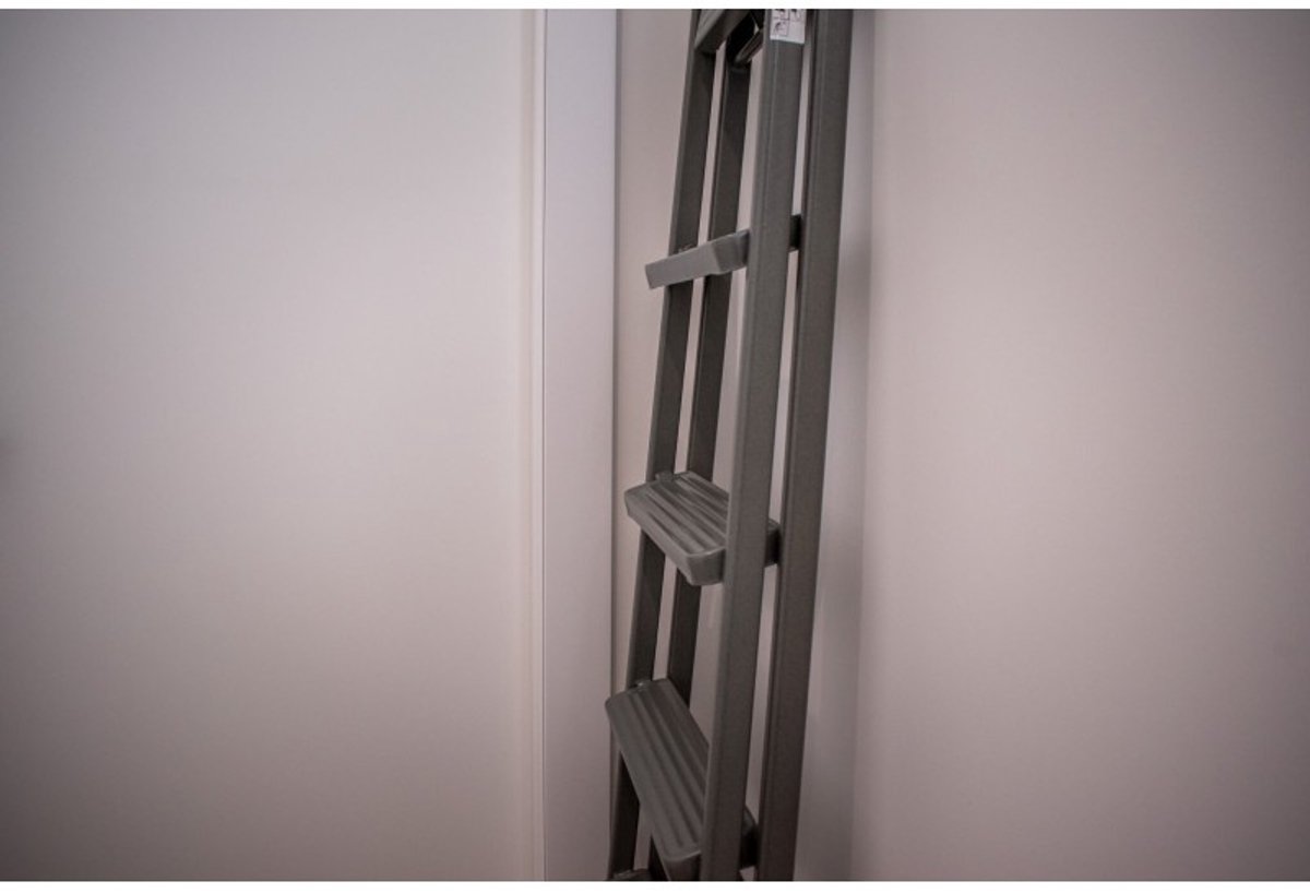 Baulich Opvouwbare huishoudtrap - Stalen vouwladder met 5 antislip treden en platform, draagvermogen 125 kg, werkhoogte 300 cm, stabiel met geprofileerde voeten – foto 2