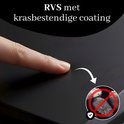 Vinger raakt het krasbestendige oppervlak van een zwarte Bayt prullenbak aan, met een icoon dat vingerafdrukken afwijst.
