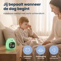 Groene berenwekker met digitale tijd op een nachtkastje naast een slapend kind, met tekstballonnen over de instelbare wektijd en het ochtendlicht.