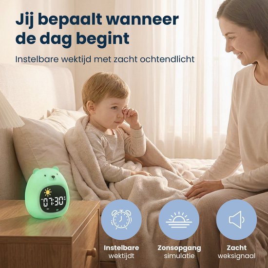 Groene berenwekker met digitale tijd op een nachtkastje naast een slapend kind, met tekstballonnen over de instelbare wektijd en het ochtendlicht.