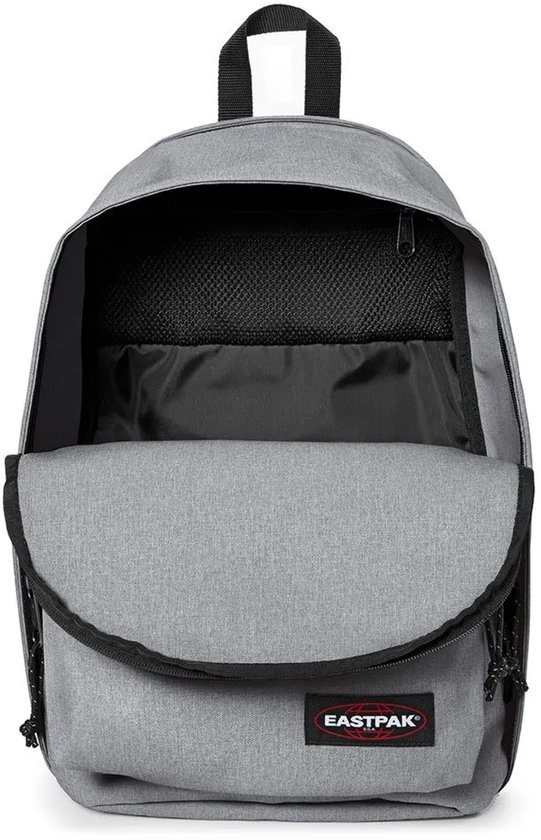 Grijze Eastpak rugzak met open hoofdvak en intern mesh vak.