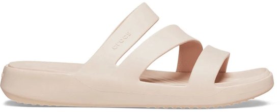 Zijaanzicht van een zachtroze Crocs slipper met drie bandjes en het merklogo op de bovenste band.