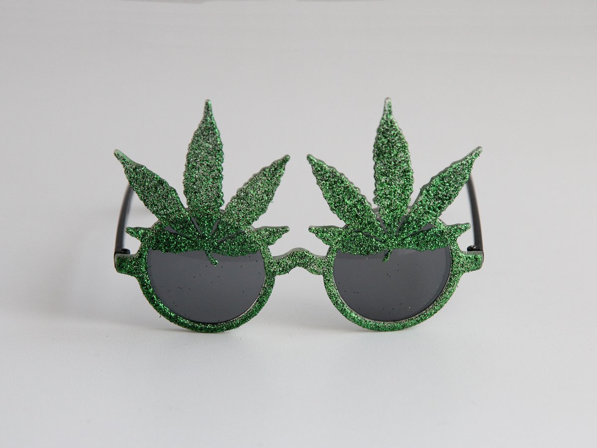 KIMU® Zonnebril Groene Blaadjes Glitter - Groen Montuur Met Glitters - Zwarte Glazen - Marijuana Cannabis Wiet Blaadje Bril Japance Acer Natuur Natural Festival