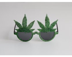 KIMU® Zonnebril Groene Blaadjes Glitter - Groen Montuur Met Glitters - Zwarte Glazen - Marijuana Cannabis Wiet Blaadje Bril Japance Acer Natuur Natural Halloween