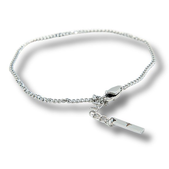 Bracelet argenté à maille fine, fermoir et petite barre rectangulaire.