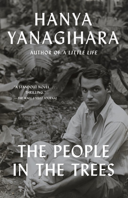 Boekomslag van "The People in the Trees" van HANYA YANAGIHARA, met een man die zit te midden van gebladerte.