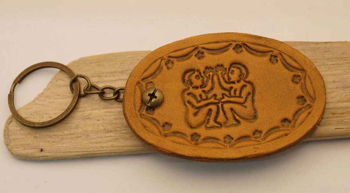 Leren beige sterrenbeelden sleutelhanger " TWEELING " datums 21 mei – 20 juni - GEMINI zodiac sign keyring - sterrenbeeld keyring - verjaardags cadeau sterrenbeelden sleutelhangers - lederen sleutelhangers dierenriem