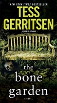 Boekomslag van 'The Bone Garden' met een verweerde houten bank, begroeid met groen, en een schedel in het gras. De tekst 'TESS GERRITSEN' en 'the bone garden' is prominent aanwezig.