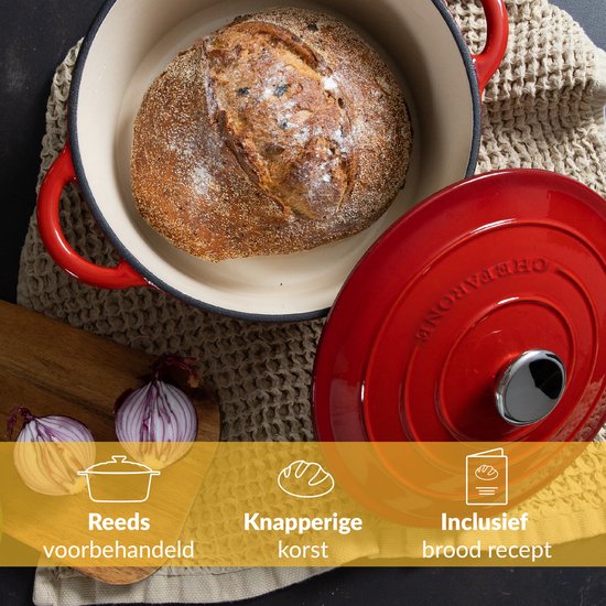 Rode gietijzeren pan met brood. Met tekst: "Reeds voorbehandeld, Knapperige korst, Inclusief brood recept".
