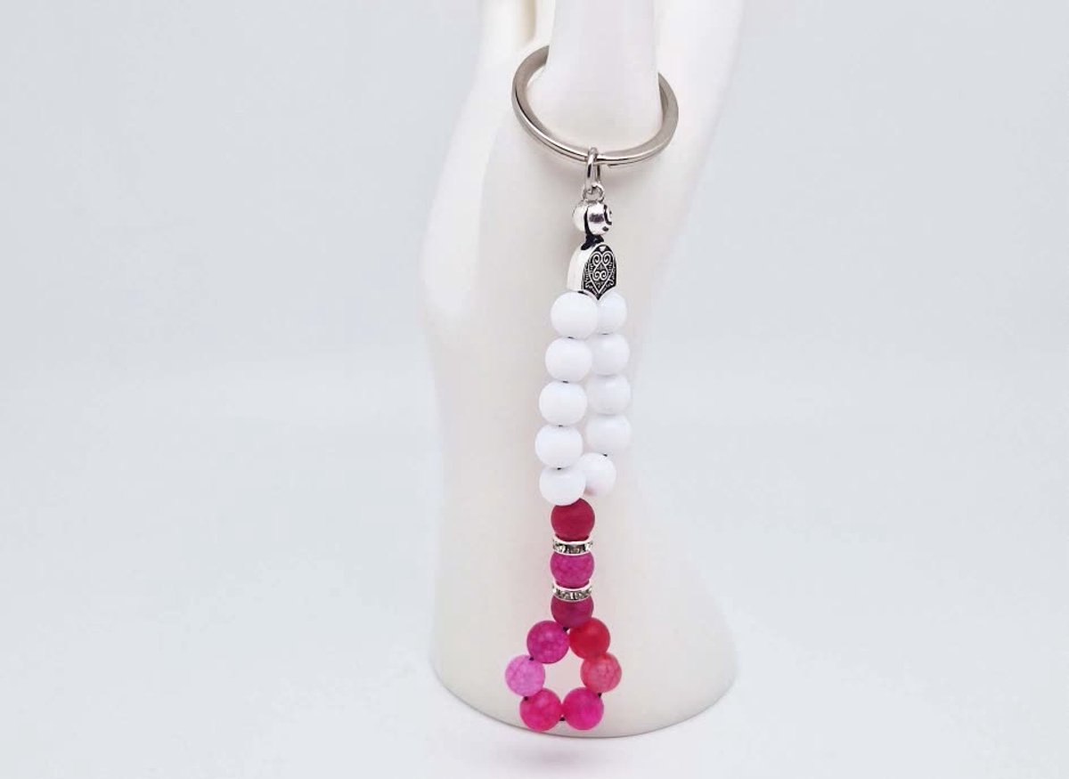 Handgemaakte Herinnering Sleutelhanger van natuursteen "Witte Agaat- Banded Agaat Magenta Roze" en metaal - diameter kralen 8mm - Aantal stenen 19 - Een mooi cadeau-idee en een bijzonder aandenken