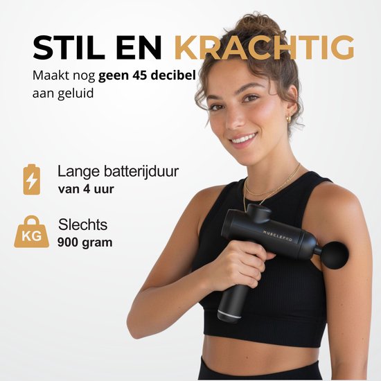 Vrouw met zwarte sportkleding houdt een zwart MusclePro Lite massagepistool vast. Geeft lange batterijduur aan.