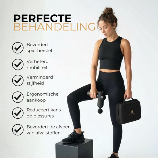 Vrouw met sportkleding zit op krukje met zwarte massage gun. Zwarte koffer naast haar. Bevordert spierherstel, mobiliteit.