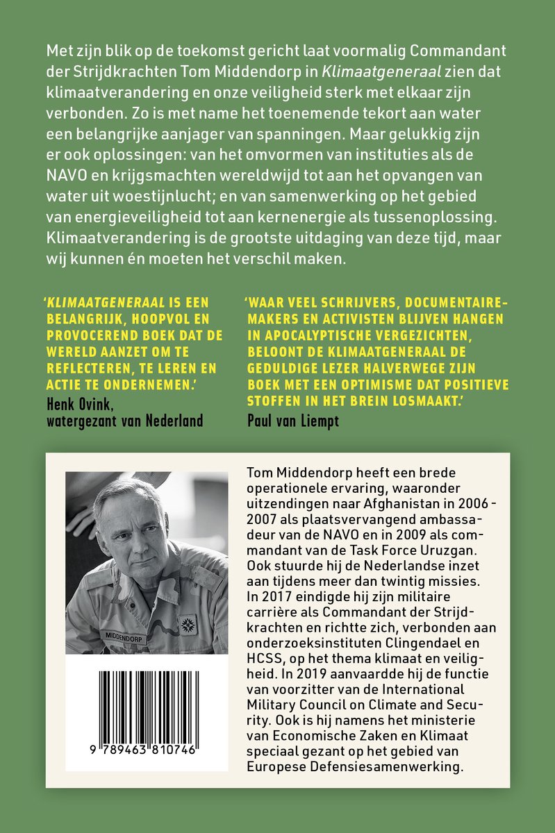 Portret van Tom Middendorp, militair, met een kaart en een ster op zijn uniform.