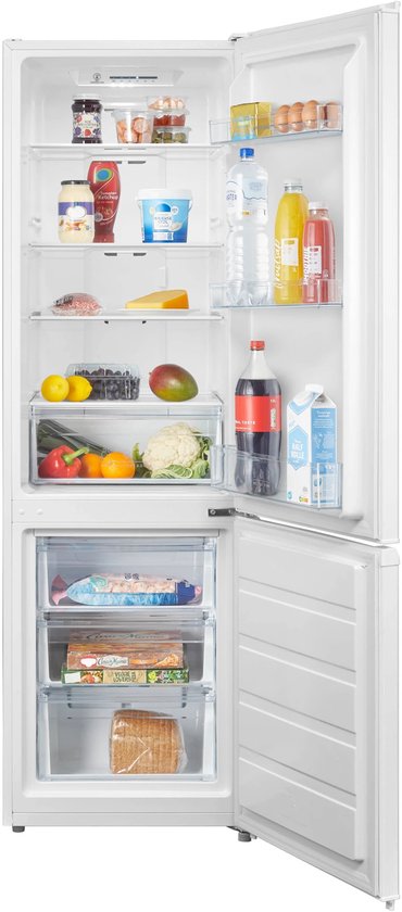 Witte Inventum koel-vriescombinatie met open koelkastdeur vol met diverse levensmiddelen zoals fruit, groenten, zuivel, eieren en dranken.