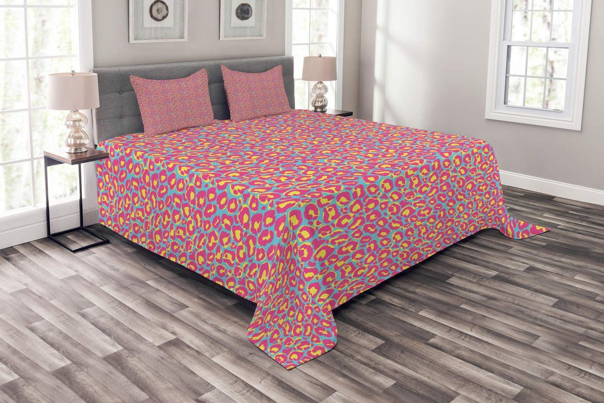 ABAKUHAUS Luipaard bedsprei – Mosterdroze 220x220 cm – 2 kussenhoezen