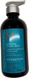 Moroccanoil Hydrating Styling Cream fles met pompdispenser op zwarte achtergrond. Turquoise label met oranje M-logo.