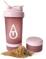 Roze shaker met poeder, schepje en extra compartiment, op witte achtergrond.