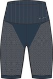 Illustratie van een donkerblauwe fietsbroek met een gestreepte tailleband en een visgraatpatroon op de benen.