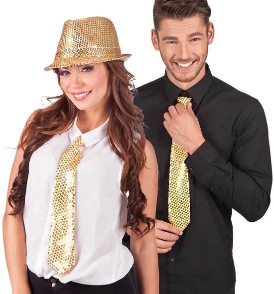 Vrouw en man met glitters. De vrouw draagt een witte top, gouden glitterstropdas en fedora. De man draagt een zwart shirt en een gouden glitterstropdas.