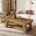 Houten salontafel met een houten afwerking, met een open opbergruimte aan de onderkant, in een woonkamer.