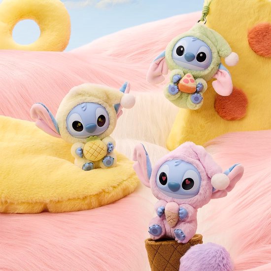 Drie Stitch pluche speelgoedjes: een gele, een roze en een mintgroene Stitch in slaapmutsjes, met snacks.